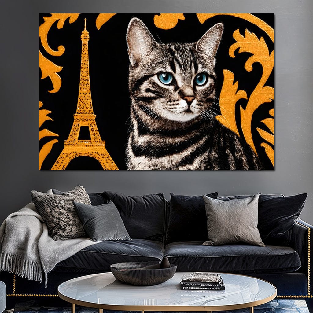 tablou canvas cu o pisica tigrata cu ochi albastri, pe fundal negru cu accente aurii stil baroc si Turnul Eiffel