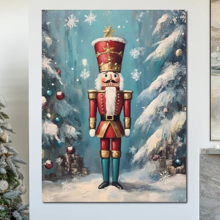 Tablou Canvas Premium LuxCanva® D1075 "Strajerul Fulgilor" prezintă un spărgător de nuci tradițional în straie regale, în fața unei păduri ninse cu decorațiuni, ideal pentru decor festiv în camera copilului, living sau dormitor.