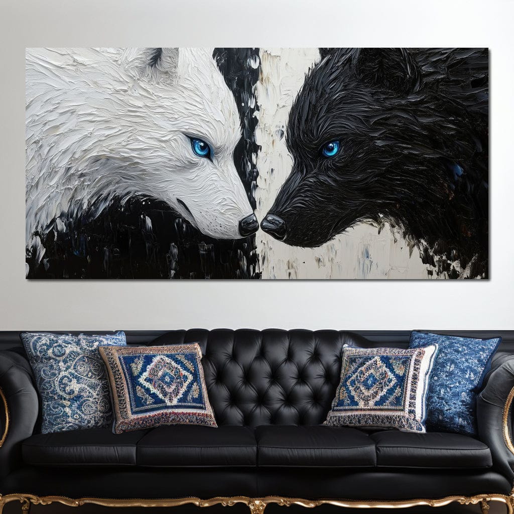 tablou canvas cu un lup alb si unul negru cu ochi albastri, pe fundal pictat in alb si negru 