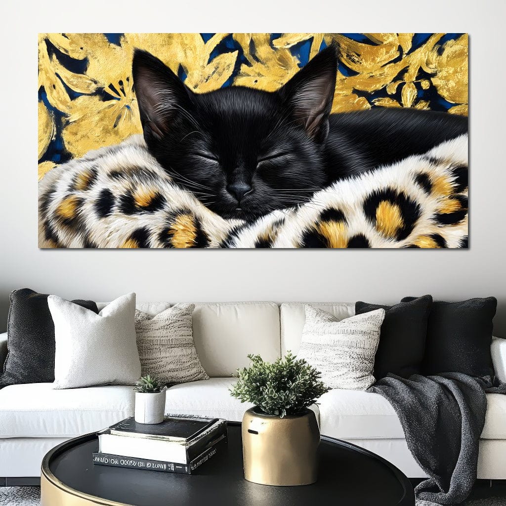 tablou canvas cu o pisica neagra adormita, in asternuturi cu imprimeu leopard, pe fundal abstract cu detalii aurii
