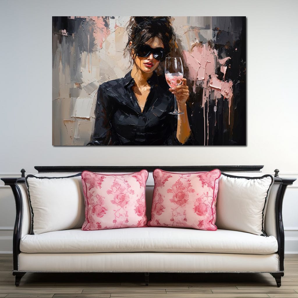 tablou canvas cu o femeie cu ochelari de soare si un pahar de vin rose, pe fundal pictat in nuante de negru, roz si alb