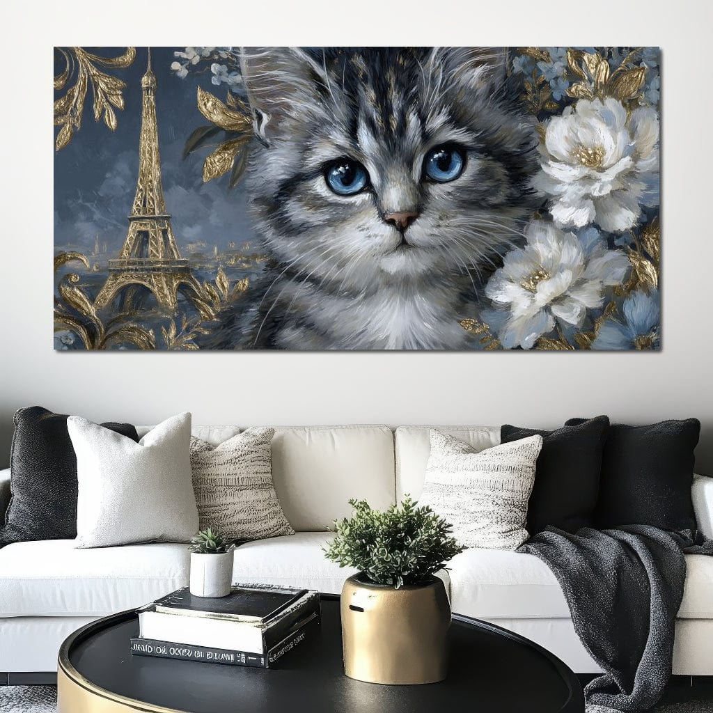 tablou canvas cu o pisica mica printre flori albe, pe fundal abstract cu Turnul Eiffel in detalii aurii 