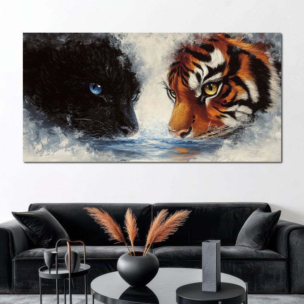 tablou canvas cu un tigru cu ochii galbeni si o pantera neagra cu ochii albastri, intr-o confruntare pe fundal cu apa si valuri