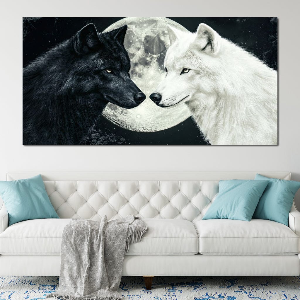 tablou canvas cu un lup alb si unul negru, pe fundal cu cer instelat si luna plina