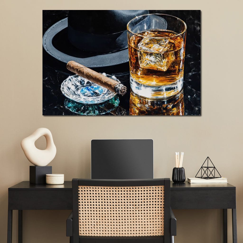 tablou canvas cu un pahar de whisky cu gheata, o palarie neagra si o scrumiera cu un trabuc, pe o masa din marmura neagra