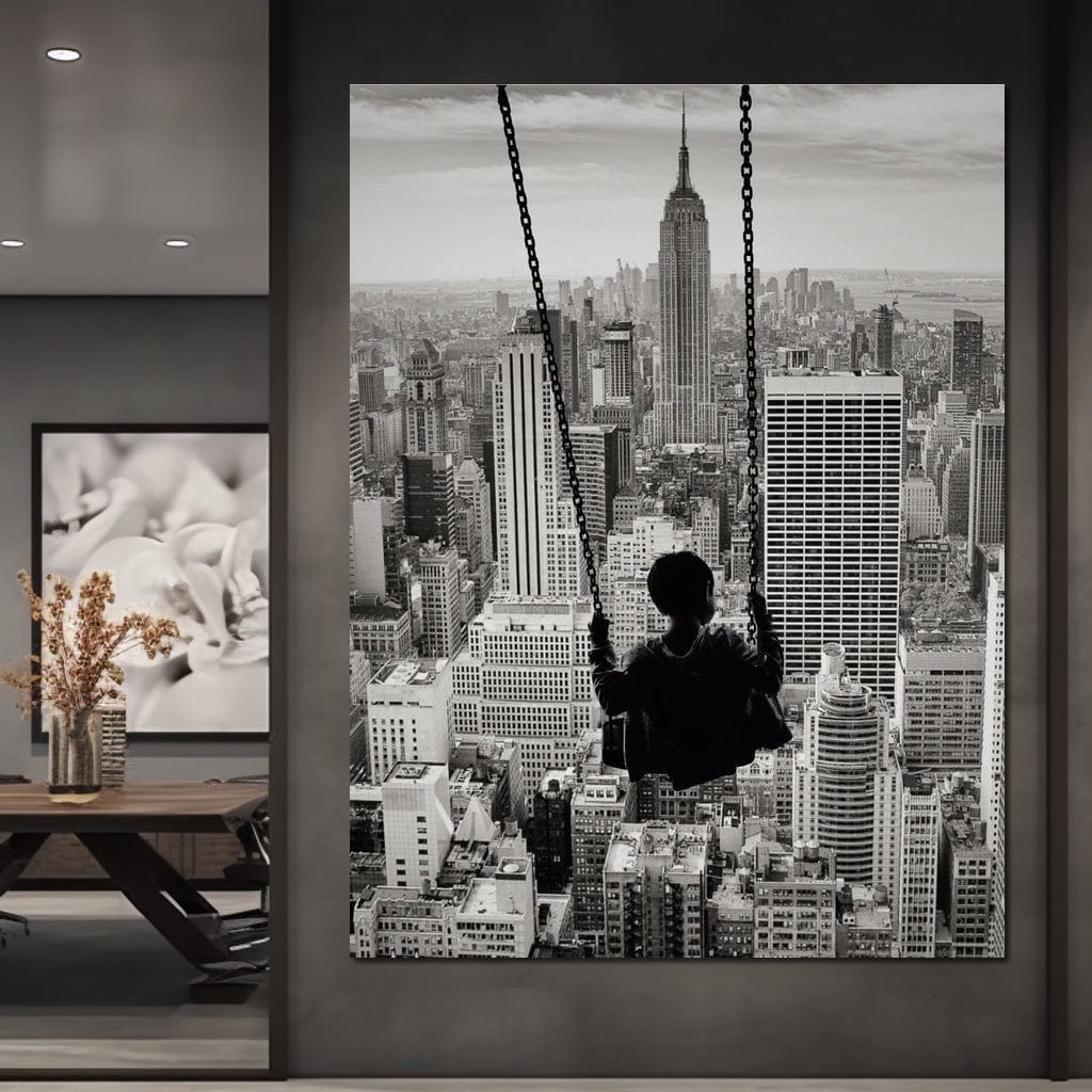 Tablou Canvas Premium, LuxCanva® K1014, Copilul si Acoperisul Lumii, Oras, Leagan, Zgarie Nori, Metropola, Visare, Zbor, Singur, Copil, Alb, Negru, New York, Inocenta, Camera Copii