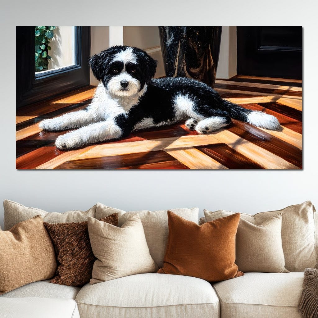 tablou canvas cu un caine alb si negru, pufos si relaxat pe un parchet lucios texturat, intr-o lumina calda de interior