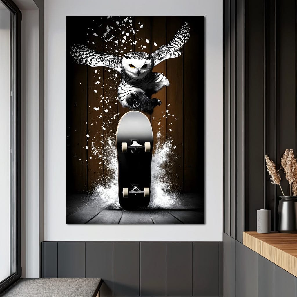 tablou canvas cu o bufnita alba in zbor spectaculos pe un skateboard