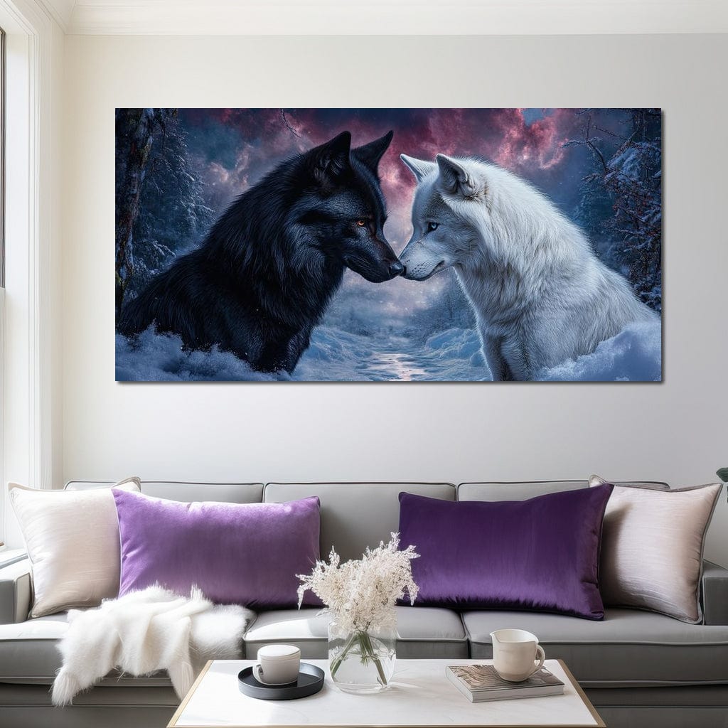 tablou canvas cu un lup alb si unul negru, pe fundal mistic cu zapada si copaci, cu cerul in nuante de violet