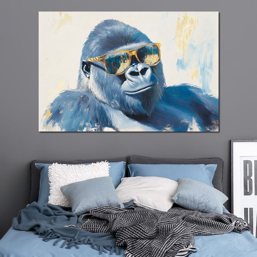tablou canvas cu o gorila cu ochelari de soare aurii, pe fundal deschis cu accente aurii si albastre