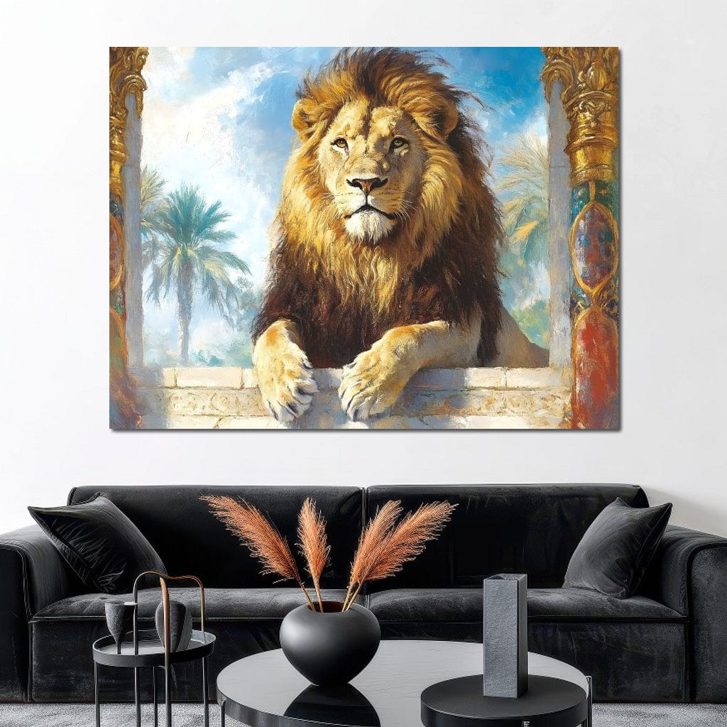 tablou canvas cu un leu sezand relaxat intre doua coloane decorate cu accente aurii si pictate in stil egiptean, pe fundal cu cer senin si copaci 