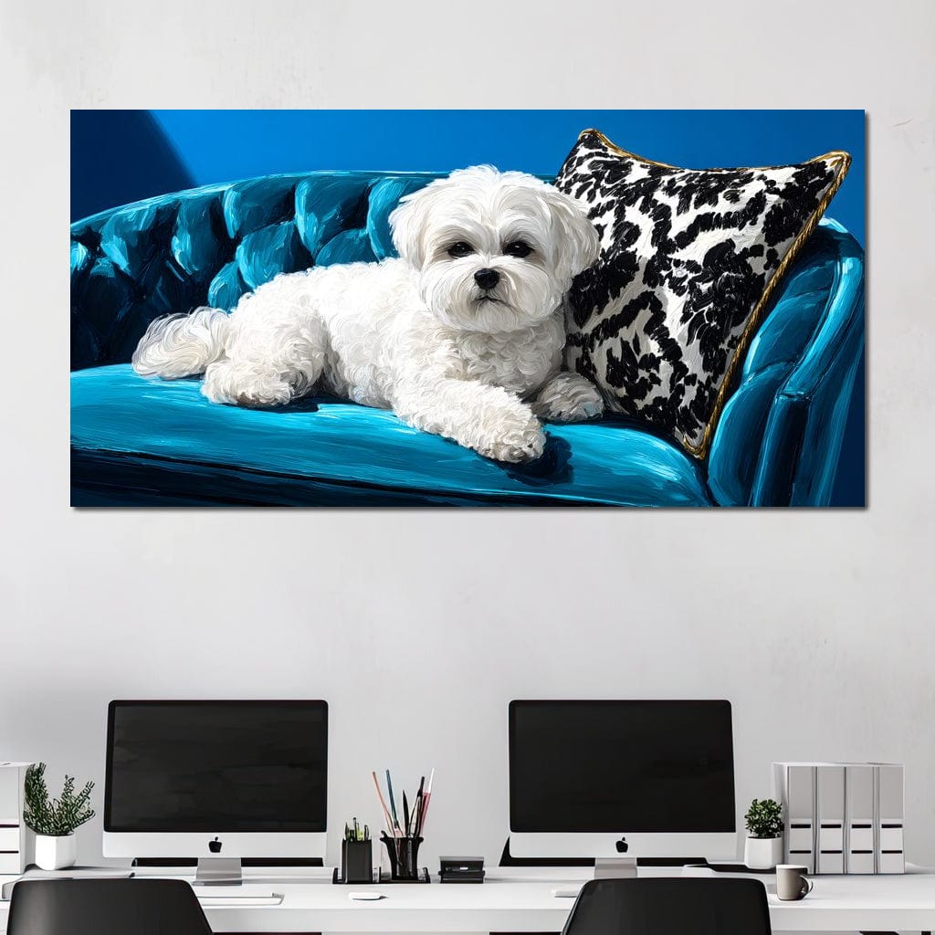 tablou canvas cu un bichon alb si pufos, stand relaxat pe o canapea albastra de catifea, alaturi de o perna cu imprimeu abstract