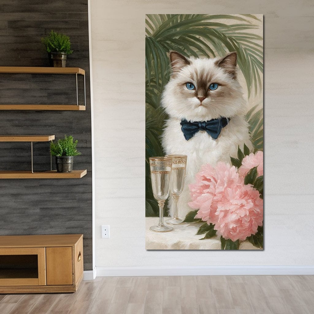 tablou canvas cu un motan elegant cu papion, inconjurat de flori roz si doua pahare de sampanie, pe fundal pictat cu frunze