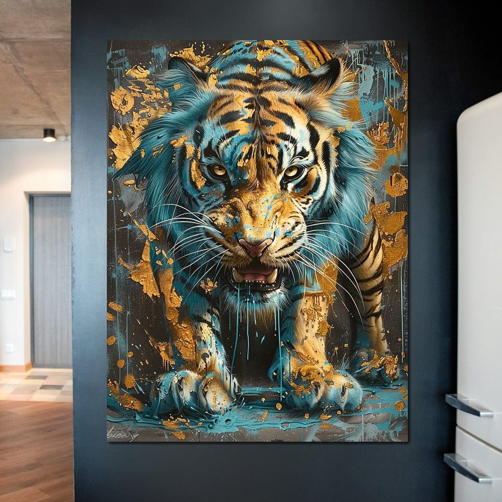 tablou canvas cu un tigru fioros pictat in nuante calde, pe fundal abstract cu accente aurii si albastru-turcoaz