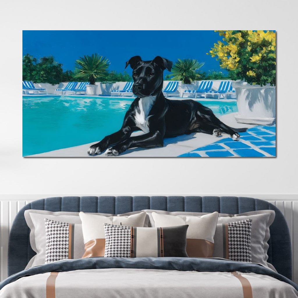 tablou canvas cu un caine negru, relaxat langa o piscina intr-un decor tropical luxuriant, pe fundal cu palmieri