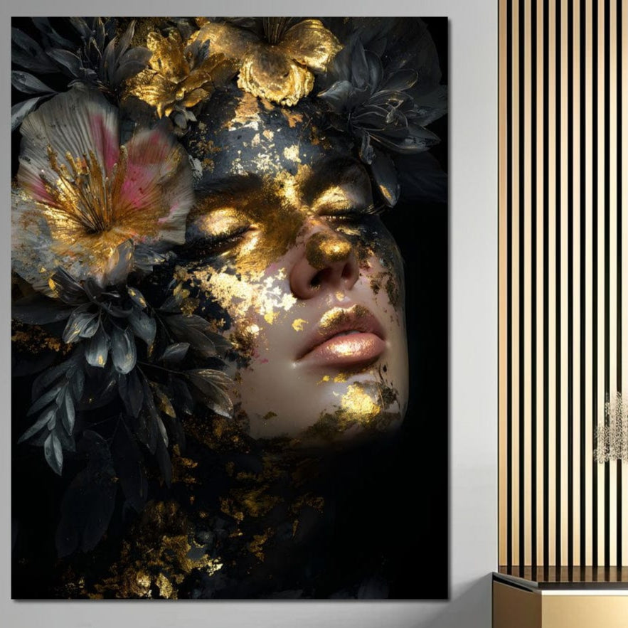 Tablou Canvas Premium LuxCanva® G1219 "Somnul Zeitei" surprinde portretul unei femei încadrate de aur și flori întunecate pe fundal negru, exudând opulență barocă, accente mistice și eleganță pentru salon, birou sau dormitor.