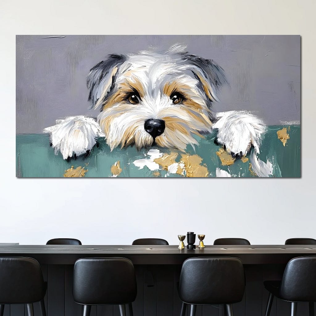 tablou canvas cu un caine pufos si jucaus, ce pandeste peste marginea unei suprafete verzi, cu accente aurii stil pictura