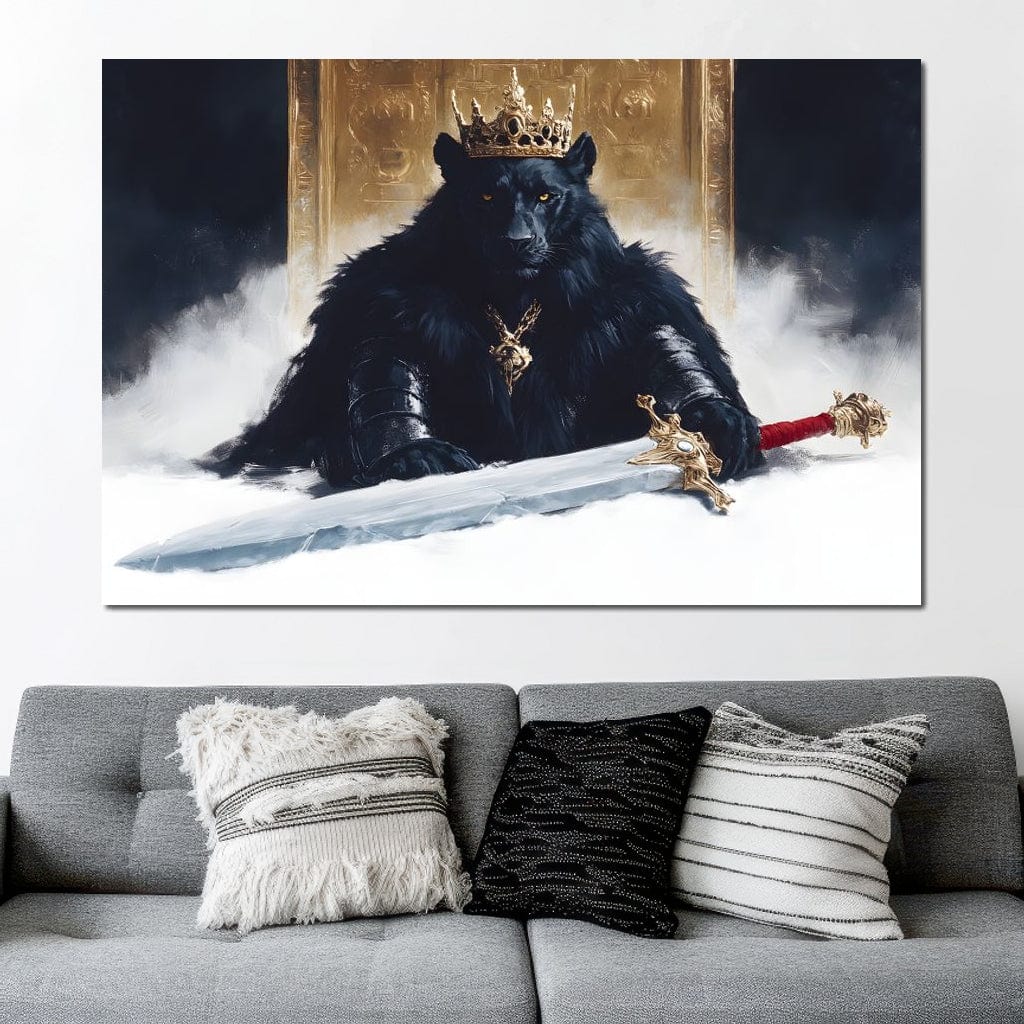 tablou canvas cu o pantera neagra incoronata in armura regala, tinand o sabie decorativa, pe fundal cu ceata si un tron de aur