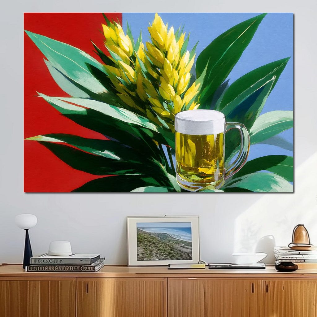tablou canvas cu o halba de bere aurie cu spuma, pe fundal pictat in doua culori, cu flori si frunze de hamei 