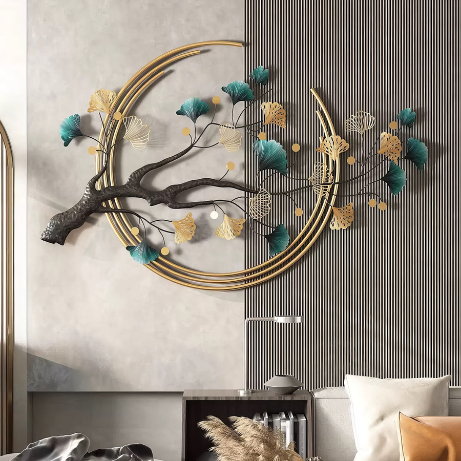 LuxCanva® Aurora Branch A0899, o decoratiune metalica de perete orizontala (60 × 110 cm) in auriu, verde si negru, aduce rafinament unui dormitor modern cand e montata pe un perete gri texturat deasupra unui pat cu perne neutre.