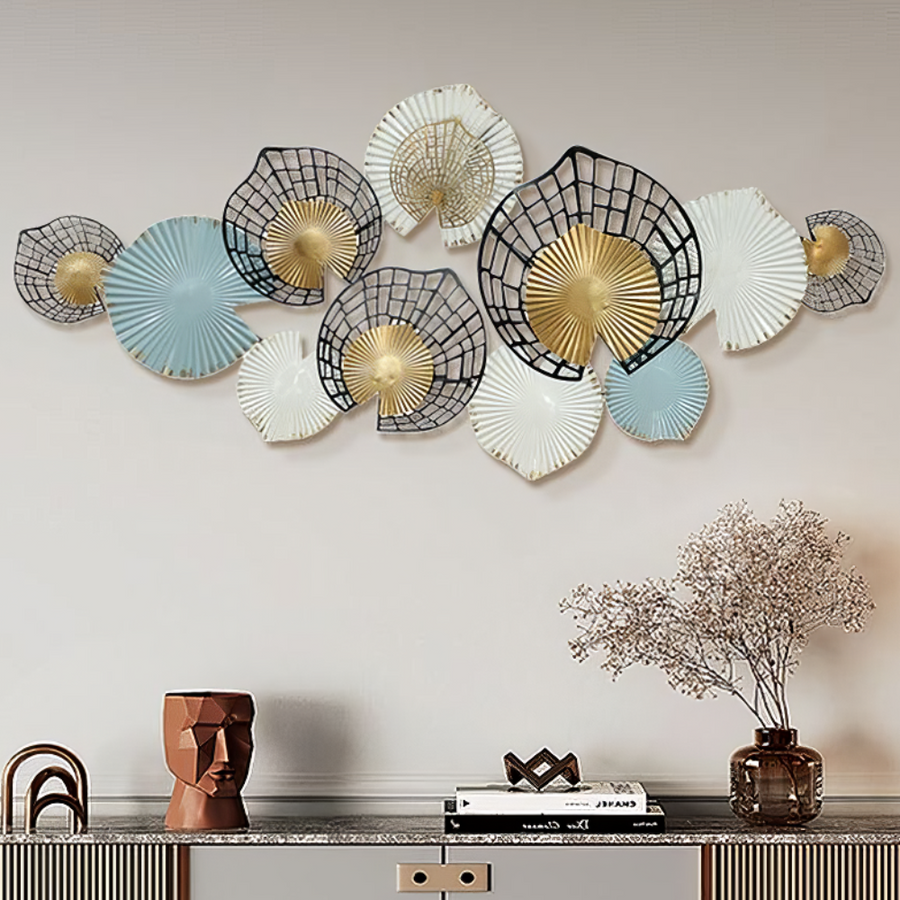 Wall art cu LuxCanva® Decoratiune Metalica de Perete Metal Shadows A2306: forme metalice mari (140x61cm) suprapuse în negru, auriu, alb, gri, auriu deasupra unei console cu o vază geometrică, cărți și flori uscate în sticlă.