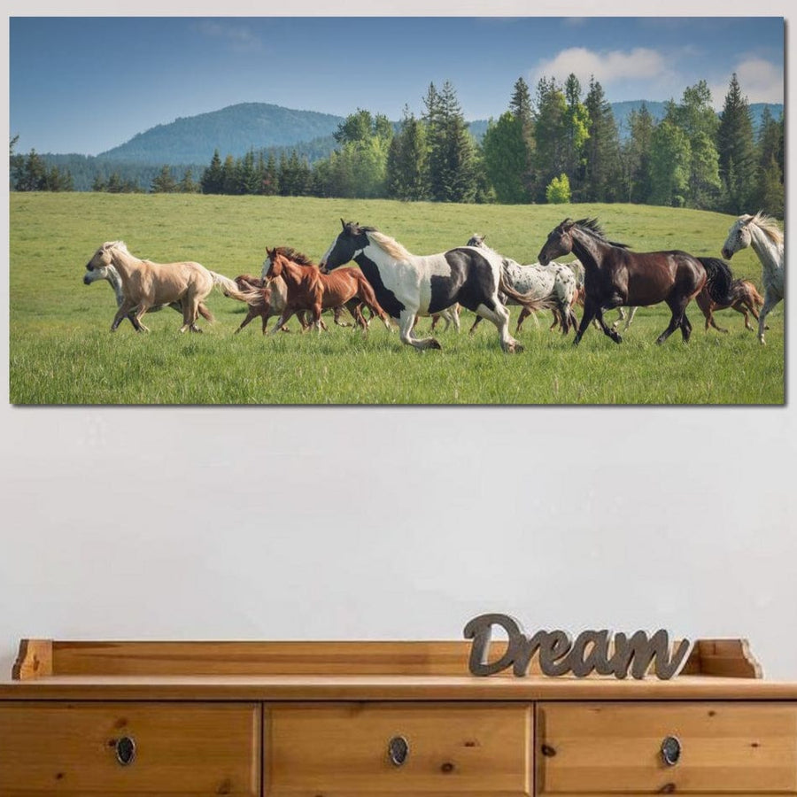 Tablou Canvas Premium LuxCanva® M1359 "Galop in Vant de Vara" aduce energie și calitate premium în orice spațiu, cu imagine vibrantă a cailor alergând pe o pajiște senină, perfect pentru birou, living sau camera copilului.