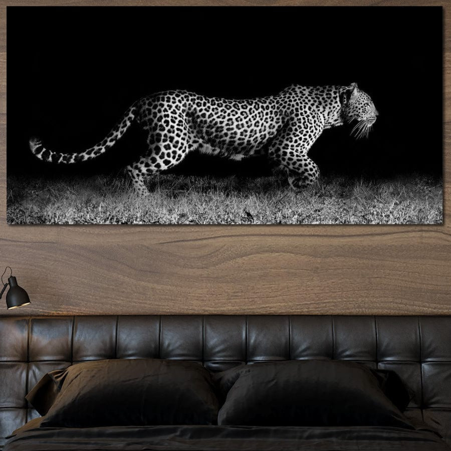 tablou canvas cu un jaguar surprins in mers, pe timp de noapte, pe fundal intunecat