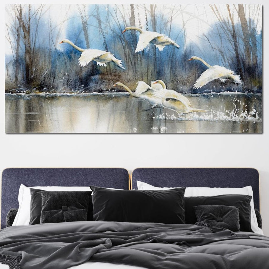 tablou canvas cu lebede albe zburand deasupra unui lac intr-un peisaj de iarna