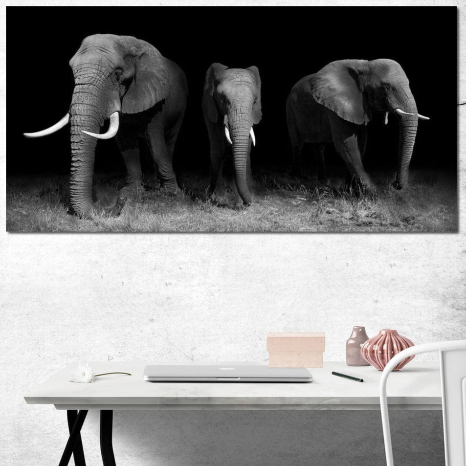 tablou canvas cu trei elefanti in nuante de alb si negru, surprinsi in miscare intr-o scena eleganta si atemporala in savana
