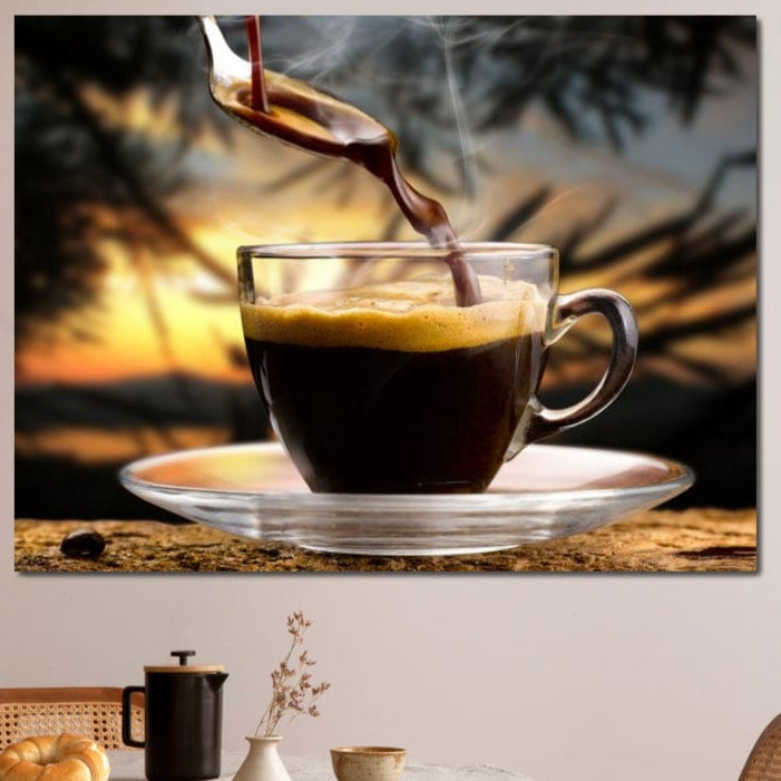 tablou canvas cu un espresso fierbinte, turnat intr-o ceasca transparenta, pe fundal tropical la rasarit