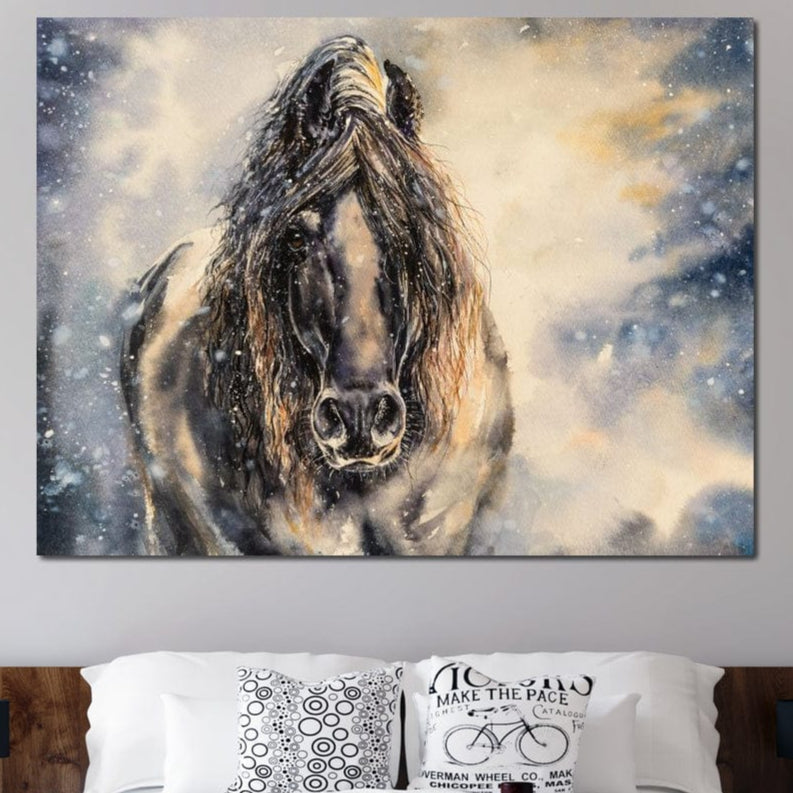 tablou canvas cu un cal surprins frontal, pe fundal de iarna, cu viscol si zapada