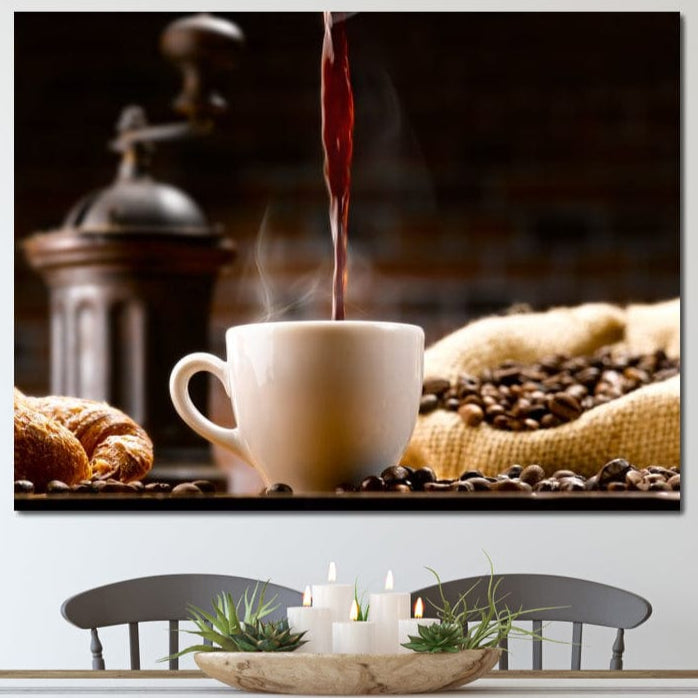 tablou canvas cu o ceasca in care se toarna cafea espresso, pe fundal rustic cu boabe de cafea 