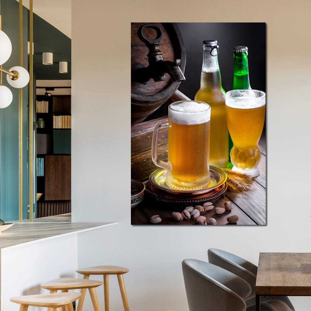 tablou canvas cu o halba, un pahar si sticle de bere rece cu spuma, pe o masa de lemn