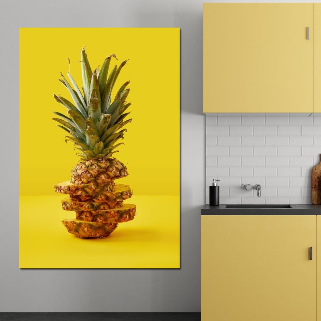 tablou canvas cu un ananas taiat in felii, pe un fundal galben neon