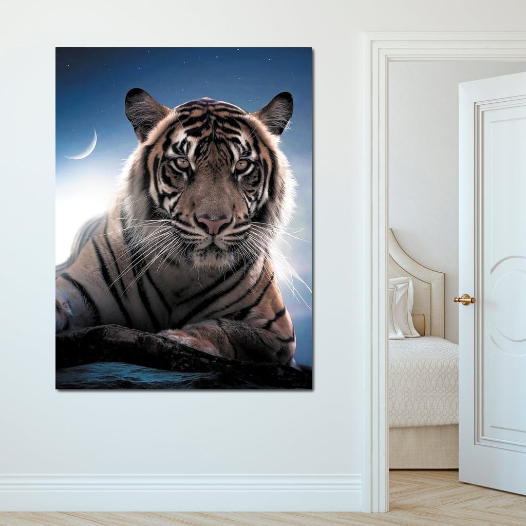 tablou canvas cu un tigru pe o stanca, sub lumina lunii pe cer senin plin de stele