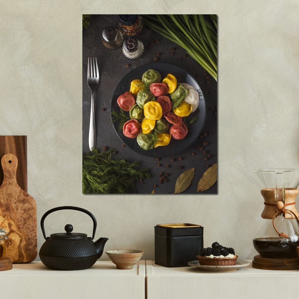 tablou canvas cu o portie de ravioli pe o farfurie neagra, pe o masa cu mirodenii si tacamuri