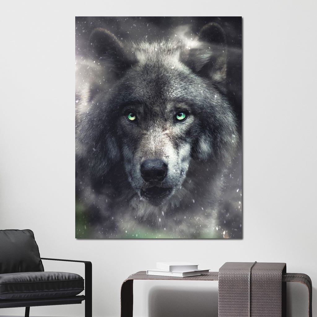 tablou canvas cu un lup cu ochi verzi patrunzatori, surprins la vanatoare intr-un peisaj cu ceata