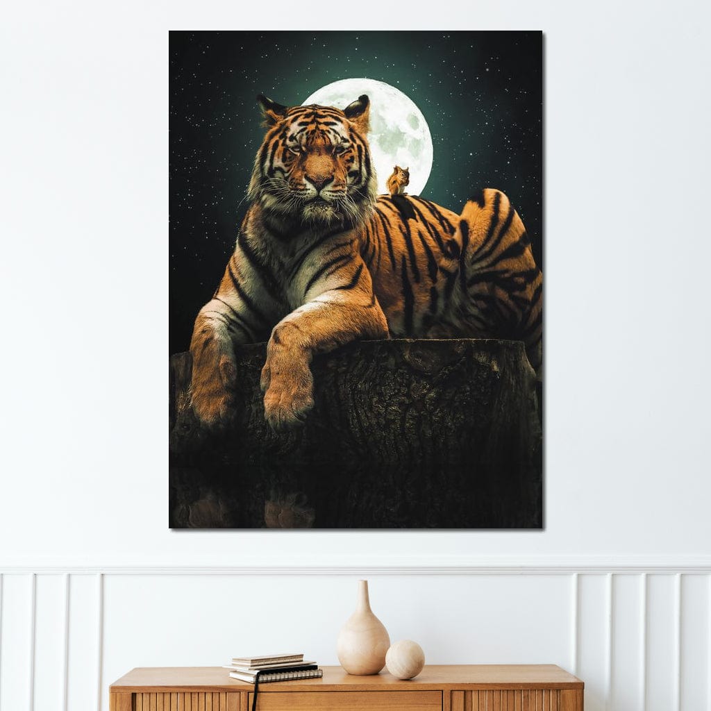 tablou canvas cu un tigru si o veverita relaxati pe un bustean, sub lumina lunii pline, pe fundal de noapte cu cer instelat