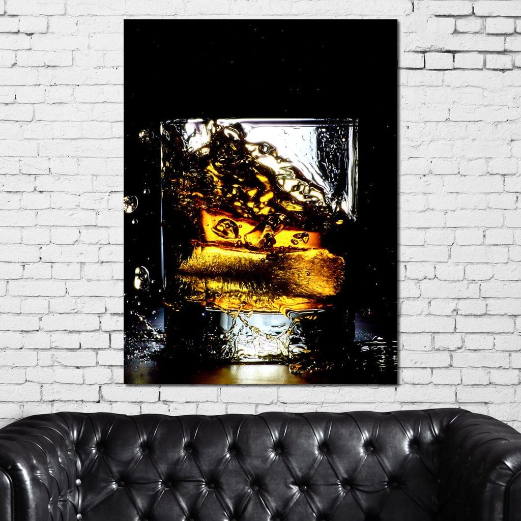 tablou canvas cu un pahar de whisky, redat in mod dramatic intr-un cadru intunecat