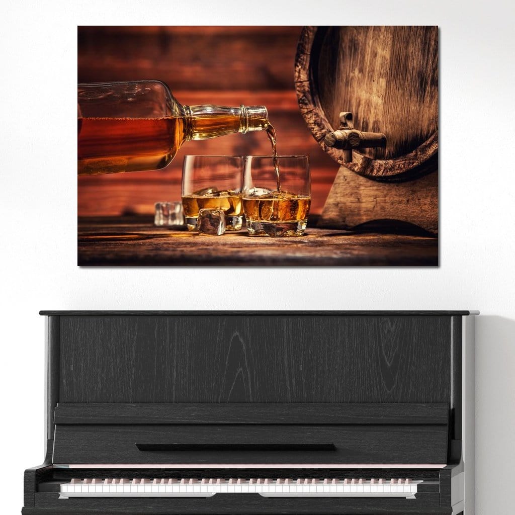 tablou canvas cu un butoi de lemn, o sticla de whisky turnand in doua pahare cu gheata, pe fundal rustic in nuante calde 