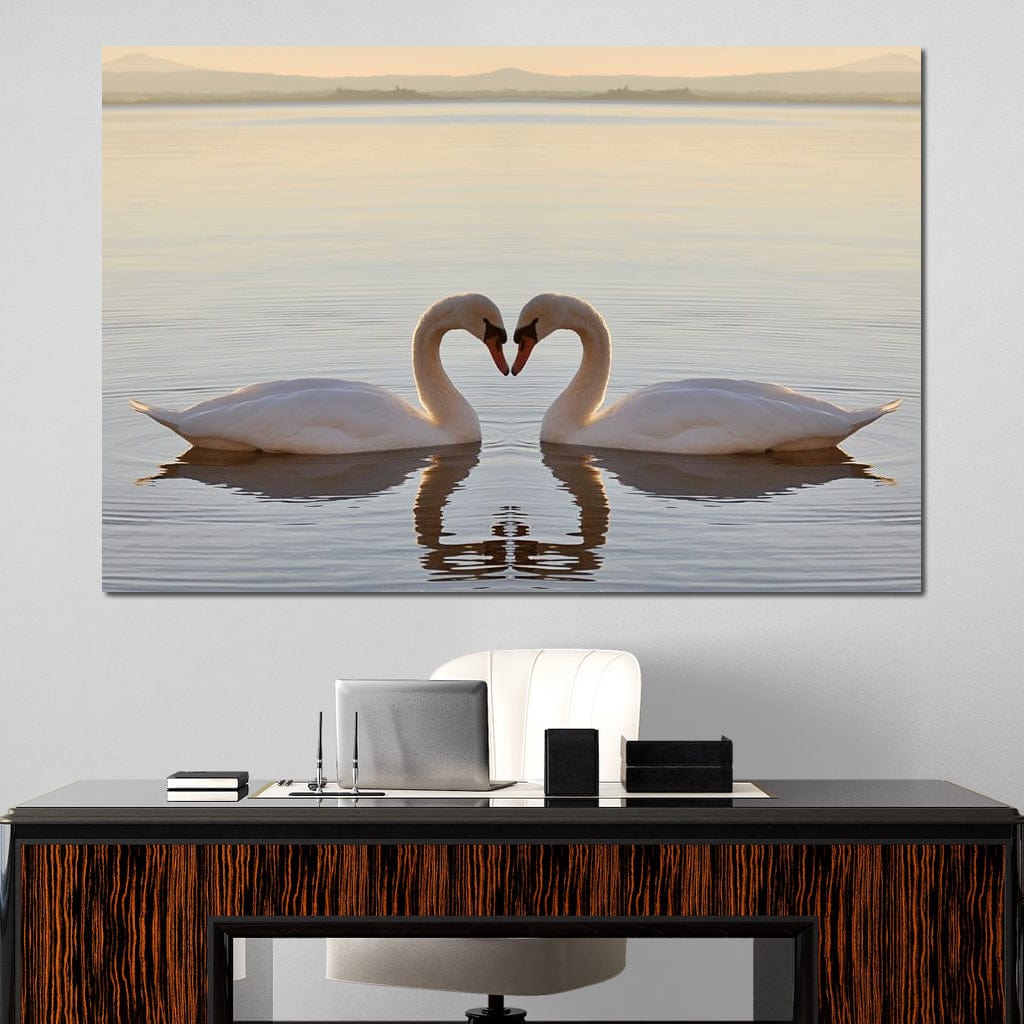 tablou canvas cu doua lebede formand o inima, reflectate simetric in apa