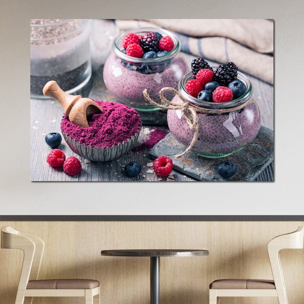 tablou canvas cu desert cu seminte de chia si fructe de padure, redat in culori vibrante