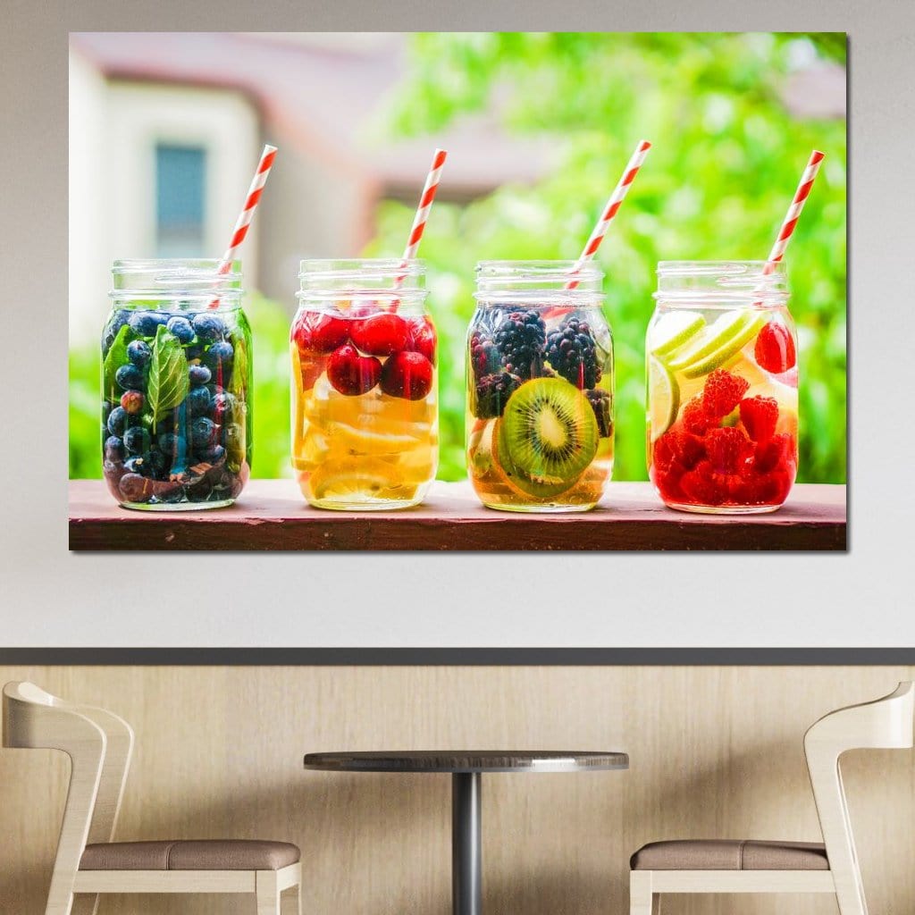 tablou canvas cu patru pahare cu suc si fructe precum afine, cirese, kiwi, zmeura, lamaie, mure si paie colorate, pe fundal cu vegetatie verde