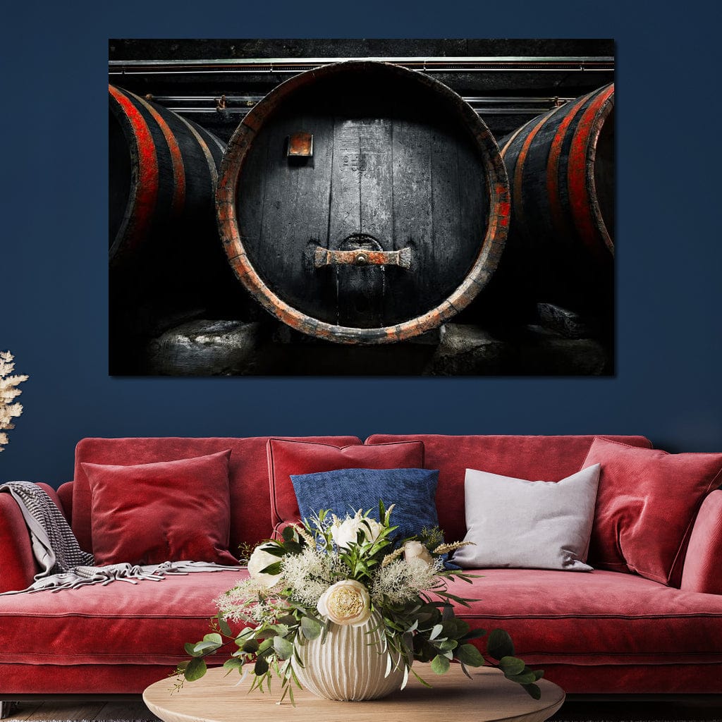 tablou canvas cu butoaie din lemn negre, pline cu vin, marcate in dungi rosii intr-un cadru traditional