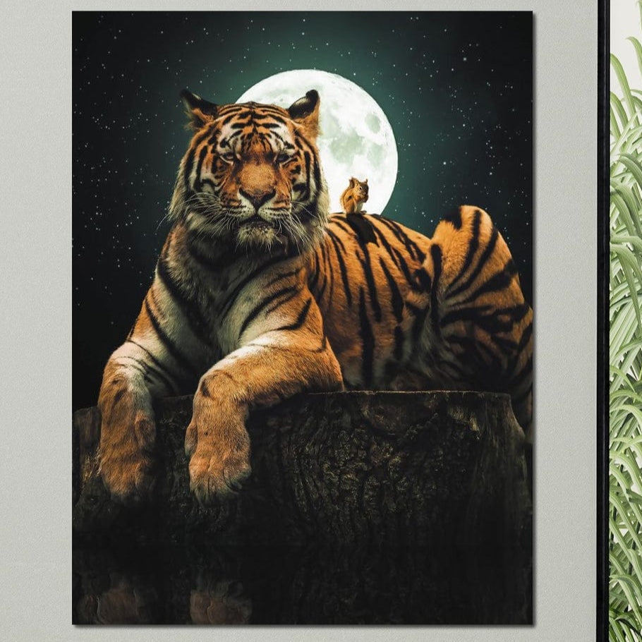 tablou canvas cu un tigru si o veverita relaxati pe un bustean, sub lumina lunii pline, pe fundal de noapte cu cer instelat