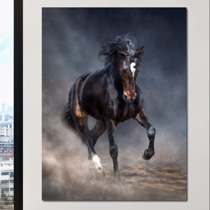 tablou canvas cu un cal maro in galop, pe fundal intunecat cu ceata