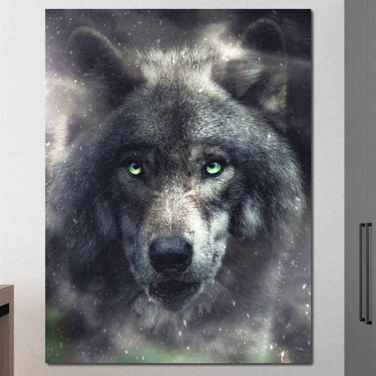 tablou canvas cu un lup cu ochi verzi patrunzatori, surprins la vanatoare intr-un peisaj cu ceata