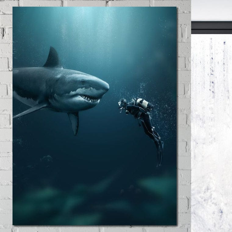 tablou canvas cu un scafandru si un rechin, surprinsi in adancurile unui ocean patruns de lumina
