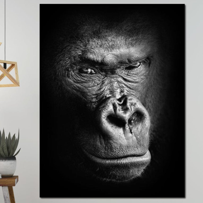 tablou canvas cu un chip de gorila in alb si negru, redat realist pe fundal intunecat