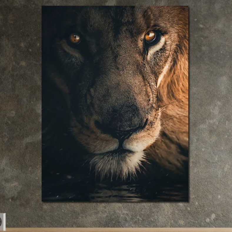 tablou canvas cu un chip de leu, redat realist deasupra unei ape, in nuante calde